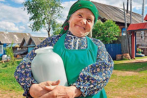 Бабушка с банкой молока