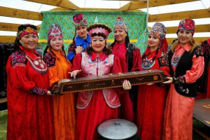 Музыкальный коллектив в национальных костюмах хакасов